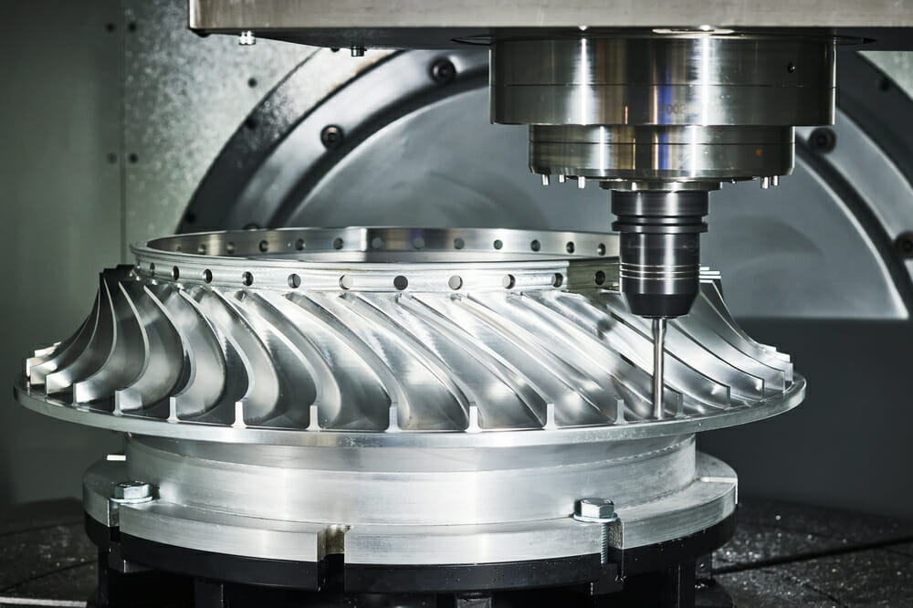 Trabajo de fresadora CNC. impulsor de procesamiento de metales