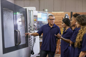 Aprendizes de treinamento de engenheiros em máquinas CNC